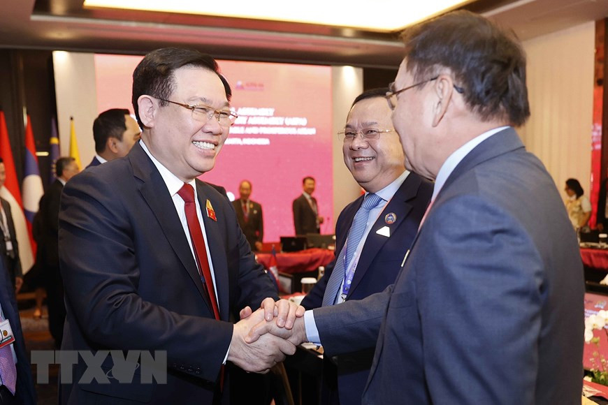 Chủ tịch Quốc hội Vương Đình Huệ với Chủ tịch Quốc hội Lào Saysomphone Phomvihane. (Ảnh: Doãn Tấn/TTXVN) Chủ tịch Quốc hội Vương Đình Huệ với Chủ tịch Quốc hội Lào Saysomphone Phomvihane. (Ảnh: Doãn Tấn/TTXVN)