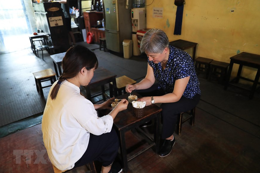 Bộ trưởng Ngoại giao Australia Penny Wong thưởng thức cà phê trứng cùng đầu bếp Sam Trần, người có gần 10 năm tu nghiệp tại Australia. (Ảnh: Lâm Khánh/TTXVN) Bộ trưởng Ngoại giao Australia Penny Wong thưởng thức cà phê trứng cùng đầu bếp Sam Trần, người có gần 10 năm tu nghiệp tại Australia. (Ảnh: Lâm Khánh/TTXVN)