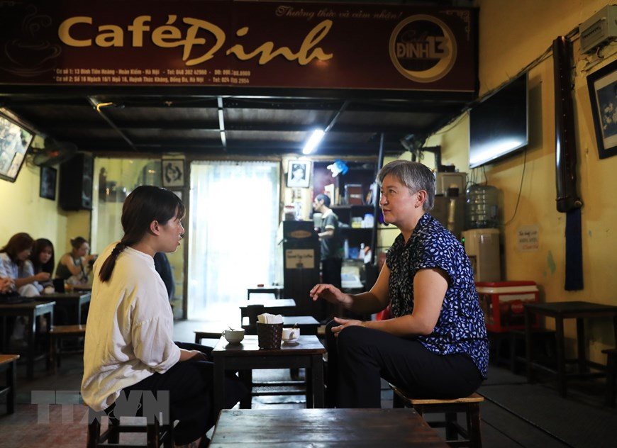 Bộ trưởng Ngoại giao Australia Penny Wong nghe đầu bếp Sam Trần giới thiệu về cà phê trên phố cổ Hà Nội. (Ảnh: Lâm Khánh/TTXVN) Bộ trưởng Ngoại giao Australia Penny Wong nghe đầu bếp Sam Trần giới thiệu về cà phê trên phố cổ Hà Nội. (Ảnh: Lâm Khánh/TTXVN)