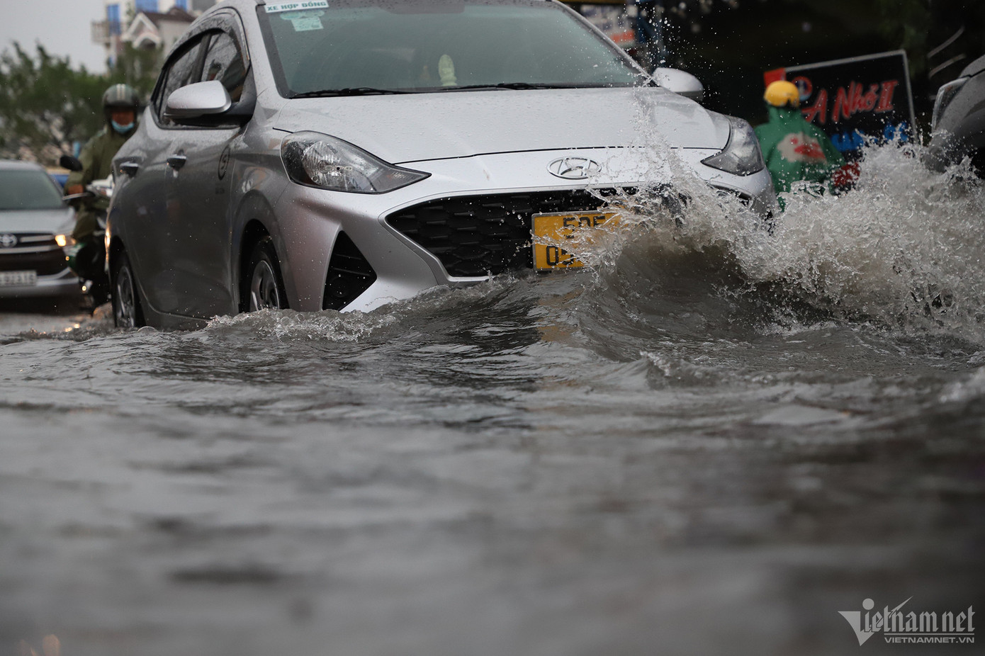 Nhiều người nhận định có thể hệ thống cống thoát nước của khu vực này gặp vấn đề. Ngoài ra, đoạn đường Nguyễn Duy Trinh nằm gần một khu vực đông đúc dân cư nên lượng nước thải sinh hoạt lớn lâu ngày không thoát được, gây ra tình trạng ô nhiễm, hôi thối.