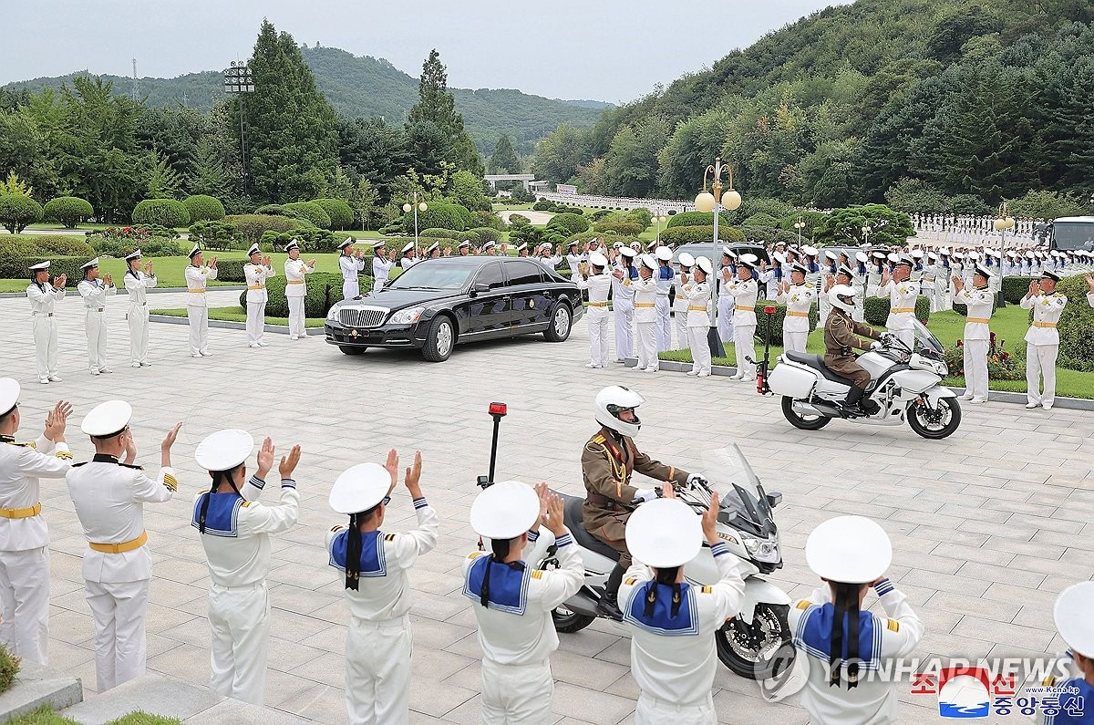 Hình ảnh từ chuyến thăm Bộ Tư lệnh Hải quân của ông Kim Jong-un. Ảnh: Yonhap Hình ảnh từ chuyến thăm Bộ Tư lệnh Hải quân của ông Kim Jong-un. Ảnh: Yonhap