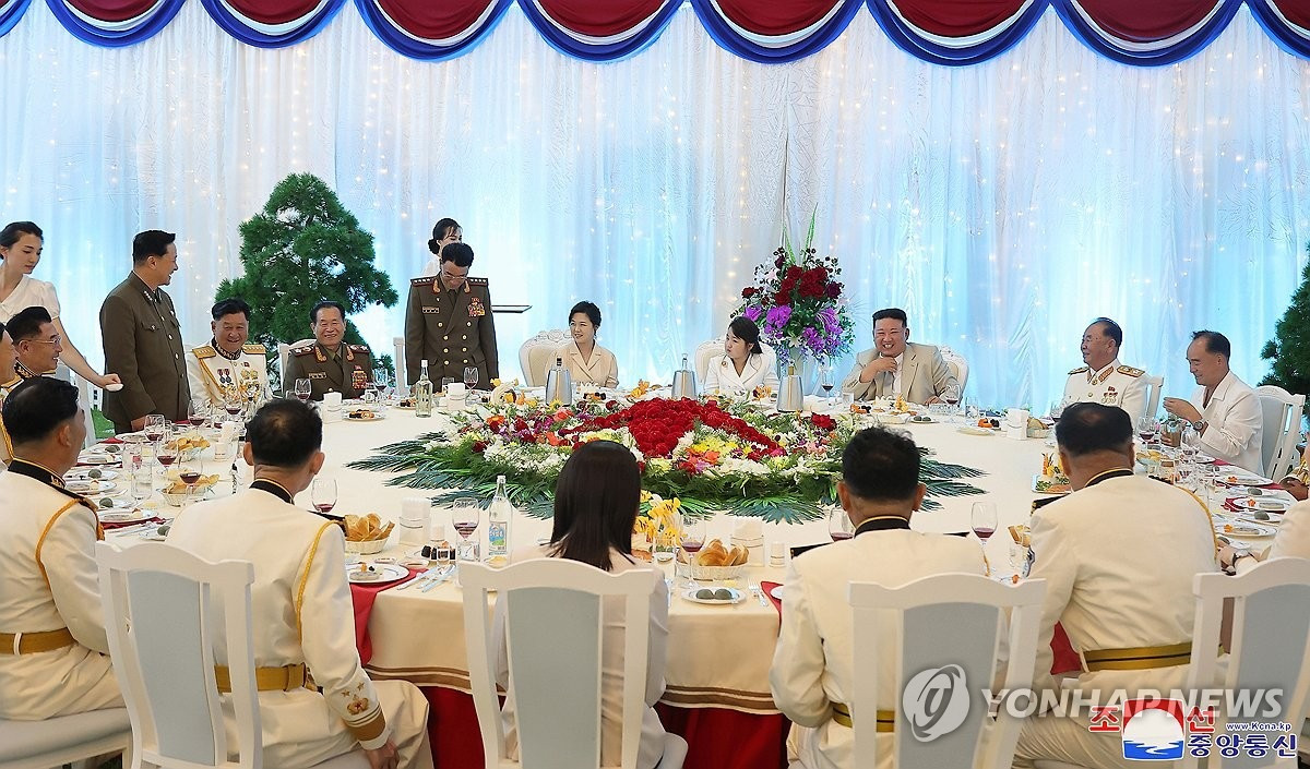 Ông Kim cùng vợ và con gái tại tiệc chiêu đãi. Ảnh: Yonhap Ông Kim cùng vợ và con gái tại tiệc chiêu đãi. Ảnh: Yonhap