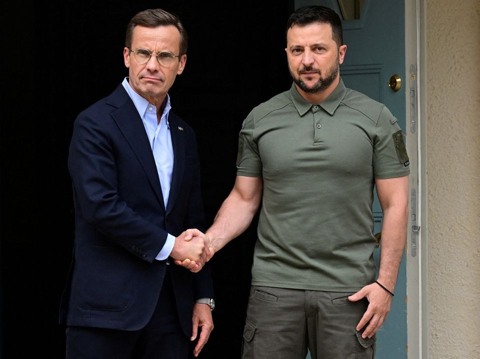Tổng thống Ukraine Volodymyr Zelensky gặp Thủ tướng Thụy Điển Ulf Kristersson. Ảnh: Reuters Tổng thống Ukraine Volodymyr Zelensky gặp Thủ tướng Thụy Điển Ulf Kristersson. Ảnh: Reuters