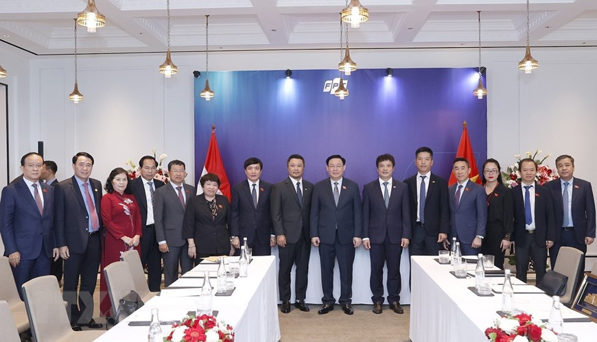 Chủ tịch Quốc hội Vương Đình Huệ chụp ảnh lưu niệm với đại biểu. (Ảnh: Doãn Tấn/TTXVN)