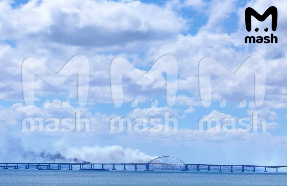 Màn khói trắng bao trùm cầu Kerch. Ảnh: Mash Màn khói trắng bao trùm cầu Kerch. Ảnh: Mash