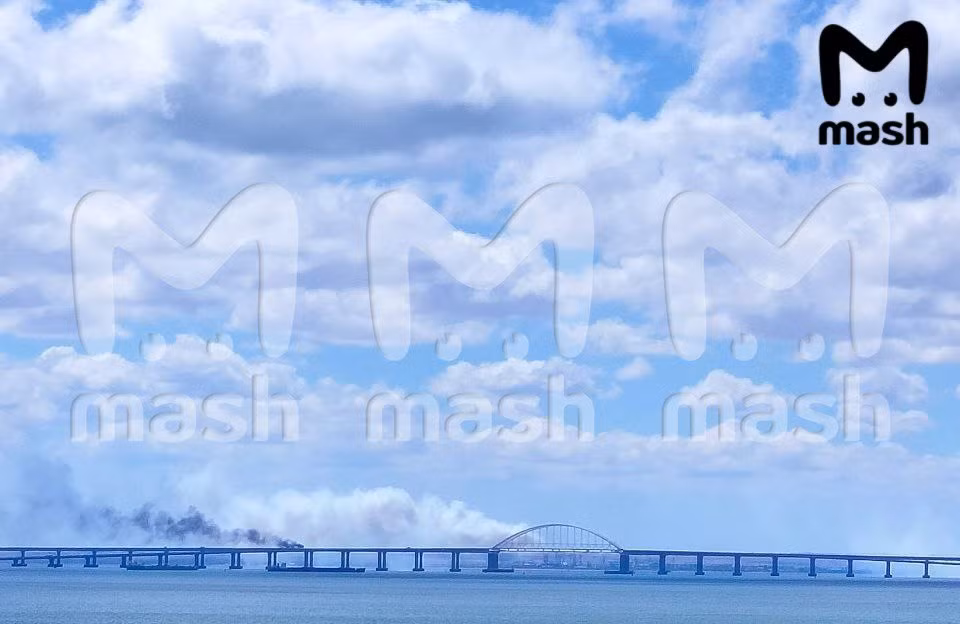 Màn khói trắng bao trùm cầu Kerch. Ảnh: Mash