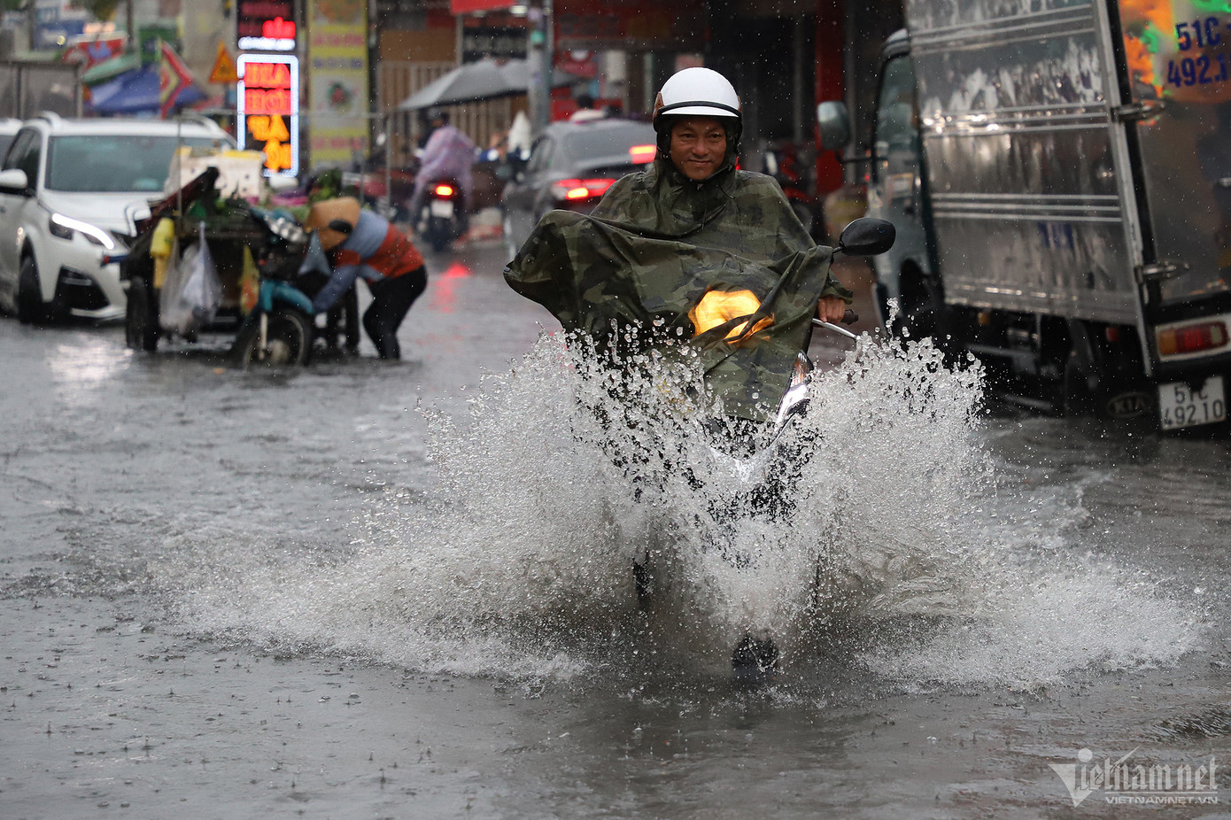 Theo quan sát của phóng viên, nước ngập trên đường Nguyễn Duy Trinh rút khá chậm.