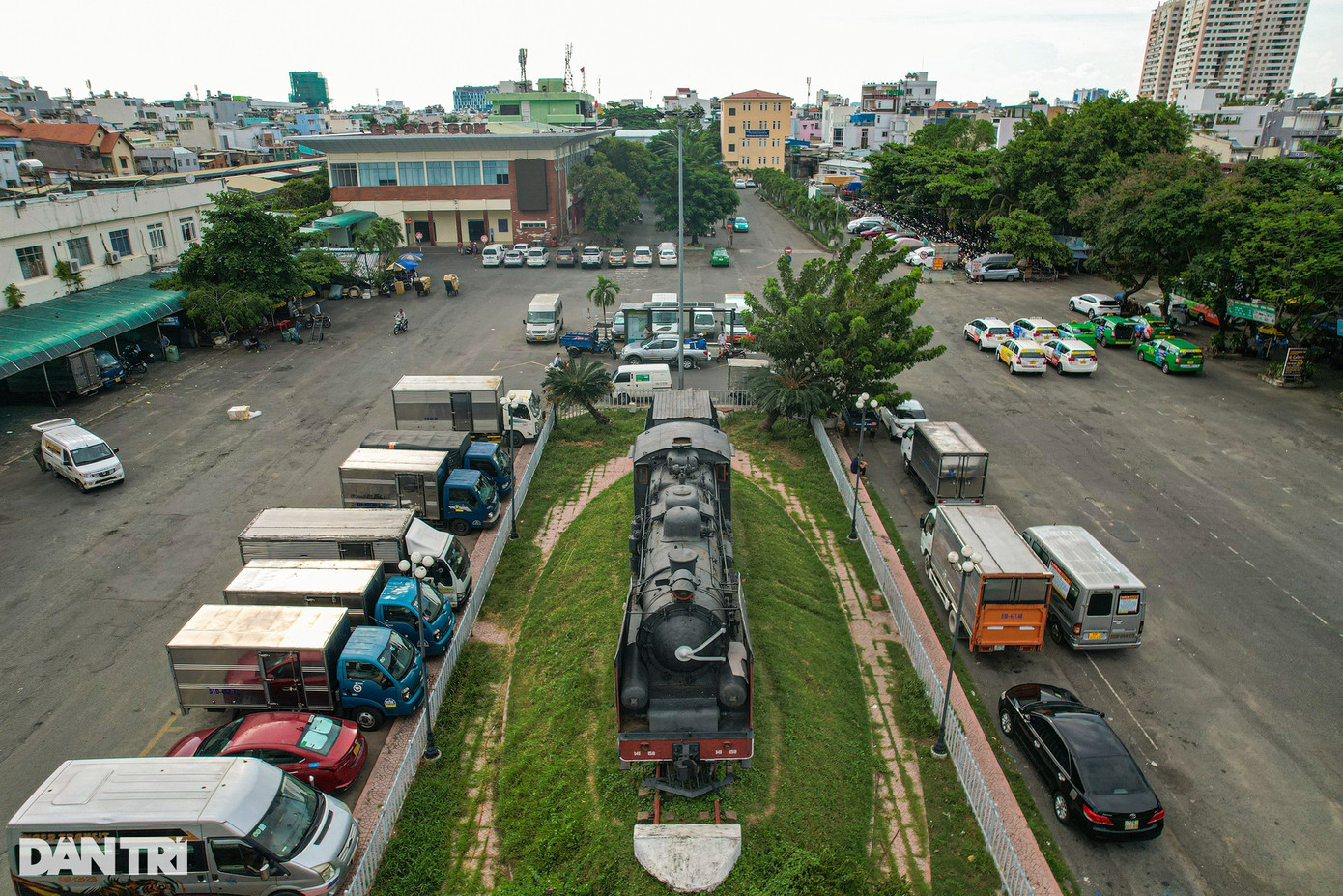 Phương án xây dựng ga Sài Gòn được đề xuất với tổng diện tích ga dự kiến khoảng 6,85 ha, trong đó diện tích quảng trường ga là 2,3ha. Tại quảng trường có bố trí ga metro, bến xe buýt, taxi, bãi đỗ xe phục vụ việc thu gom và phân tán khách đi, đến ga khác.