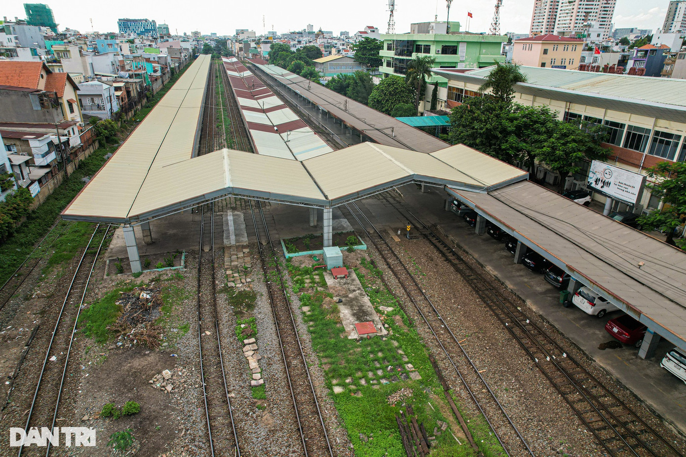 Phía sau ga là khu vực tàu vào với 5 đường ra, bên trên có khu vực mái che. Ngay phía bên phải cổng chính ga là khu vực trạm vận chuyển hàng hóa.