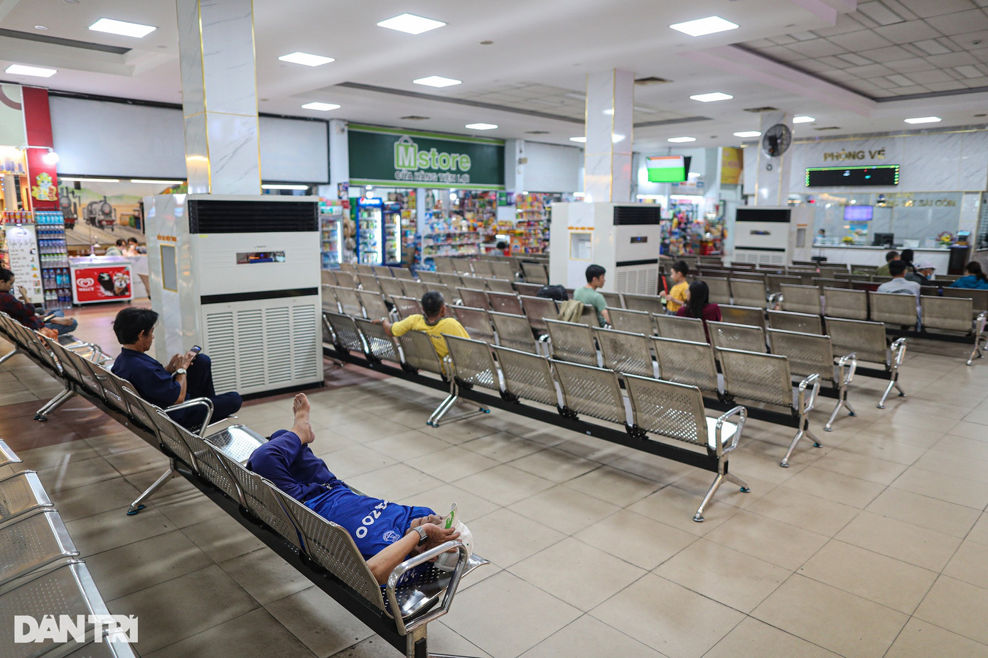 Khu vực sảnh phòng vé thưa khách, khu vực sảnh vé ở lầu 1 không mở cửa vì hành khách ít, chỉ hoạt động ở khu vực sảnh dưới.