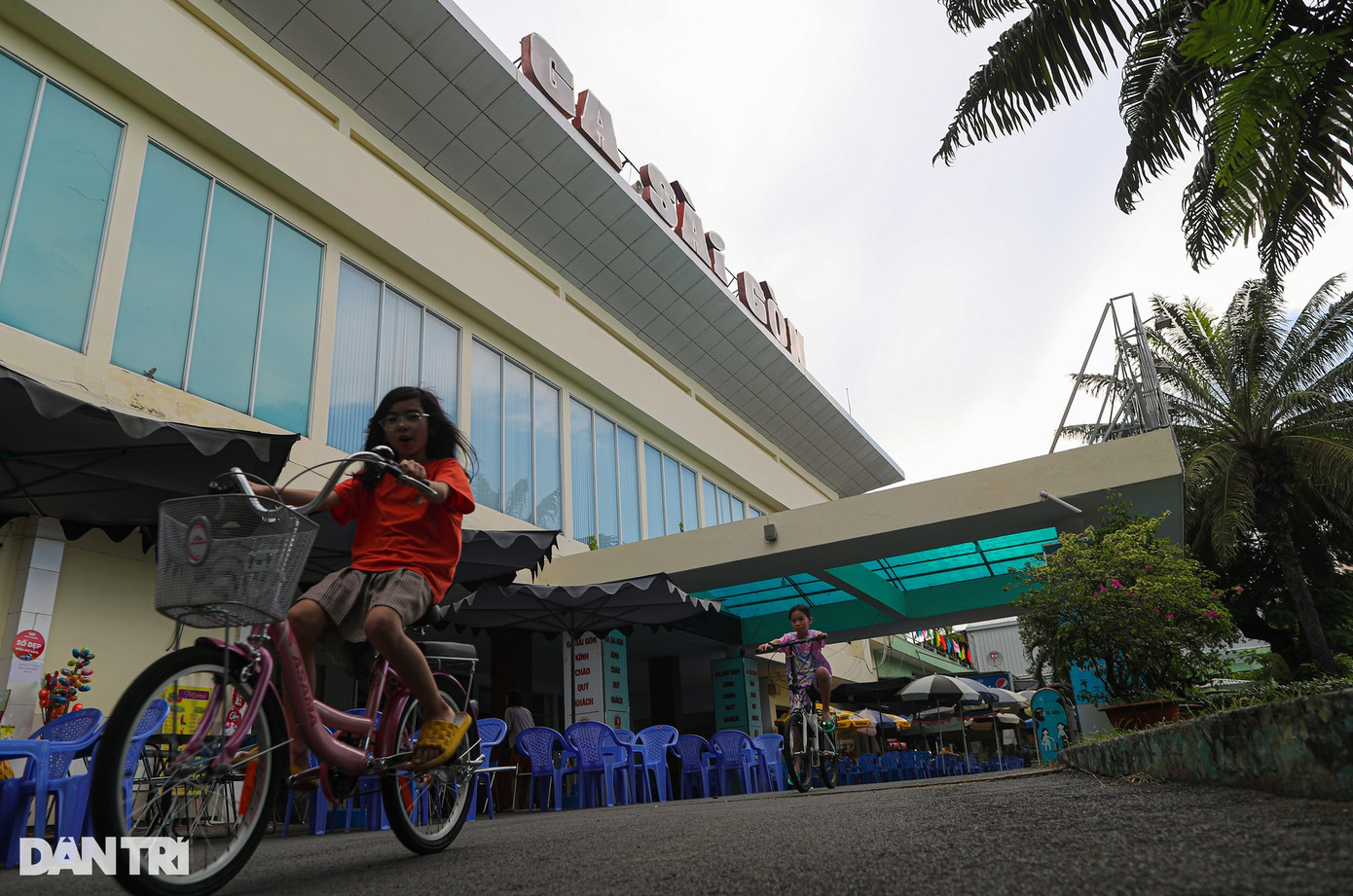 Ngoài ra, khu vực xung quanh ga Sài Gòn cũng được đề xuất quy hoạch lại ba ga đầu mối khác. Trong đó, ga Bình Triệu (TP Thủ Đức), Tân Kiên (Bình Chánh) là nơi tập trung hành khách phía Bắc và Nam thành phố. Ga Thủ Thiêm (Thủ Đức) sẽ không tổ chức cho tàu khách Bắc - Nam mà là đầu mối của đường sắt Thủ Thiêm - Long Thành, đường sắt đô thị, cùng các loại hình giao thông công cộng khác với diện tích dự kiến là 17ha.