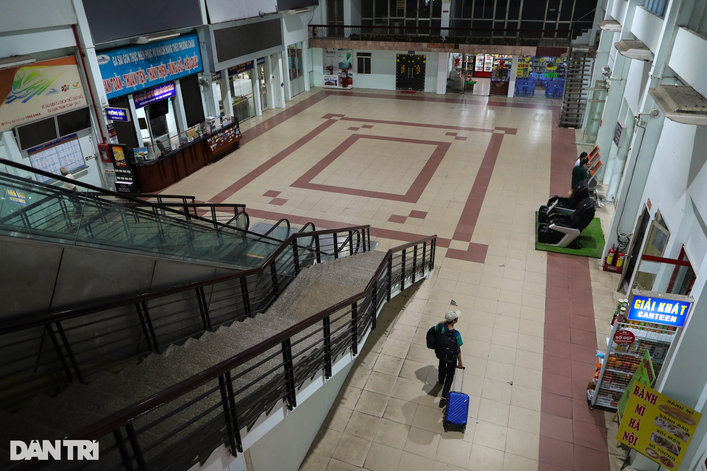 Ghi nhận của PV Dân trí, hiện ga Sài Gòn vẫn hoạt động hàng ngày với khoảng 10 chuyến tàu ra vào ga, tuy nhiên vào những tháng giữa năm lượng hành khách khá thưa thớt.