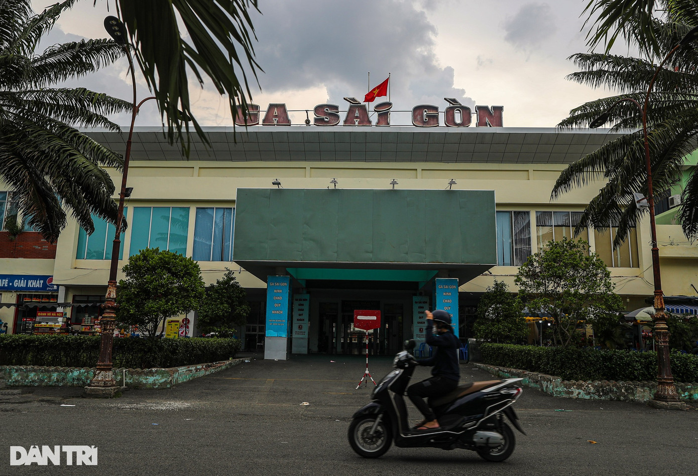 Vừa qua, ga Sài Gòn được đề xuất quy hoạch là đầu mối trung chuyển khách (đường sắt tốc độ cao, metro, xe buýt), xây dựng thêm quảng trường, bến xe buýt, taxi, bãi xe cá nhân… Nếu đề xuất này trở thành hiện thực thì ga Sài Gòn sẽ có một diện mạo hoàn toàn khác.