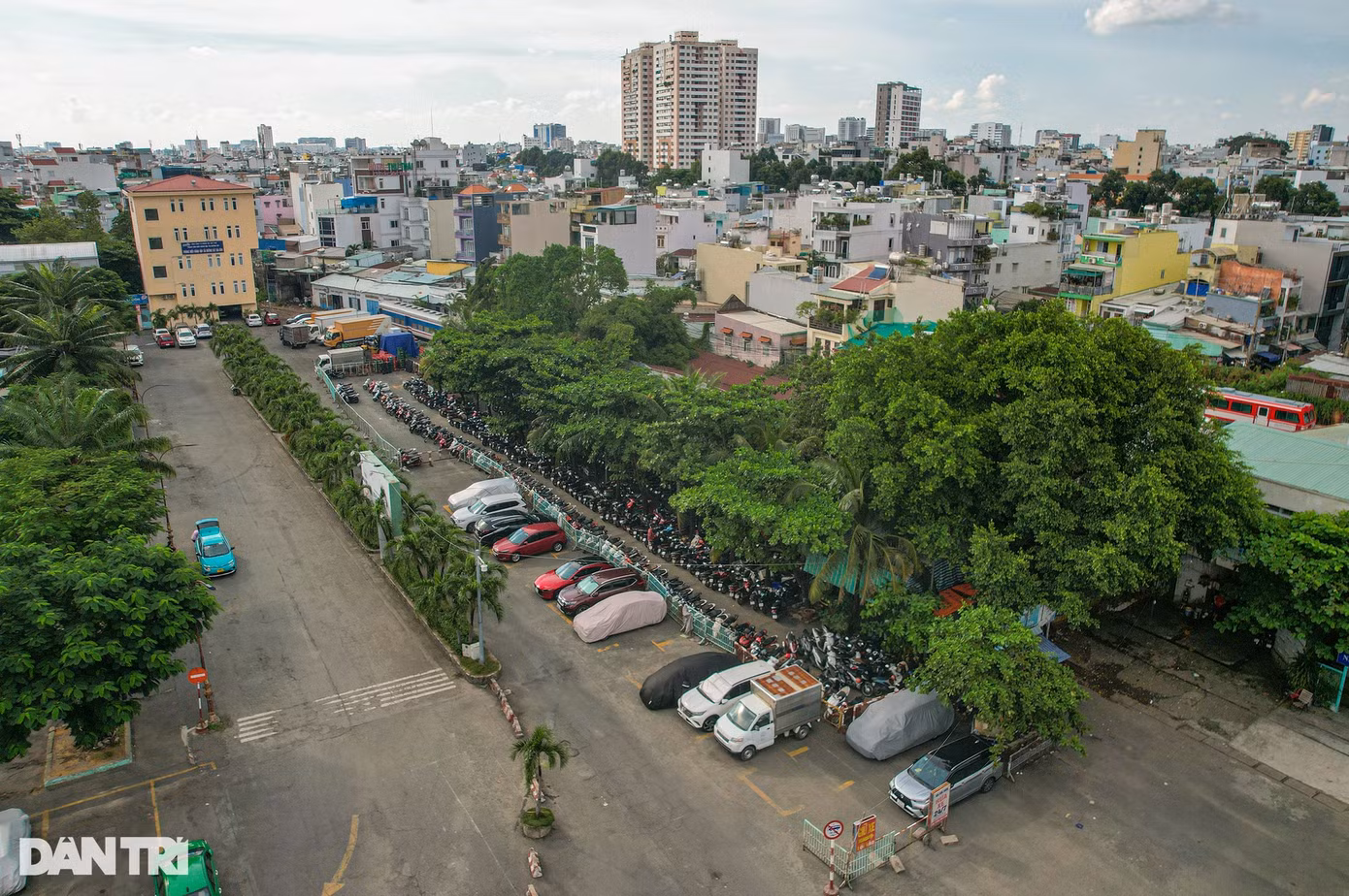 Hiện tại, ga Sài Gòn có tổng diện tích khoảng 4ha, có nhà ga chính với hai khu vực quầy vé, khu vực đường ra cho tàu vào ga, phía trước có bãi đỗ xe máy và một phần cho ôtô. Hiện tại, ga Sài Gòn có tổng diện tích khoảng 4ha, có nhà ga chính với hai khu vực quầy vé, khu vực đường ra cho tàu vào ga, phía trước có bãi đỗ xe máy và một phần cho ôtô.