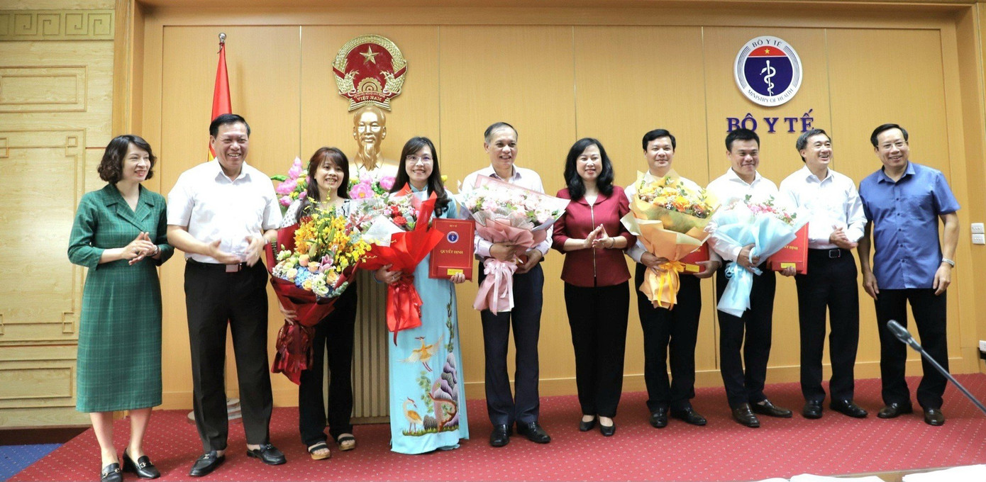 Bộ trưởng Đào Hồng Lan cùng các Thứ trưởng Bộ Y tế chúc mừng các đồng chí được bổ nhiệm.