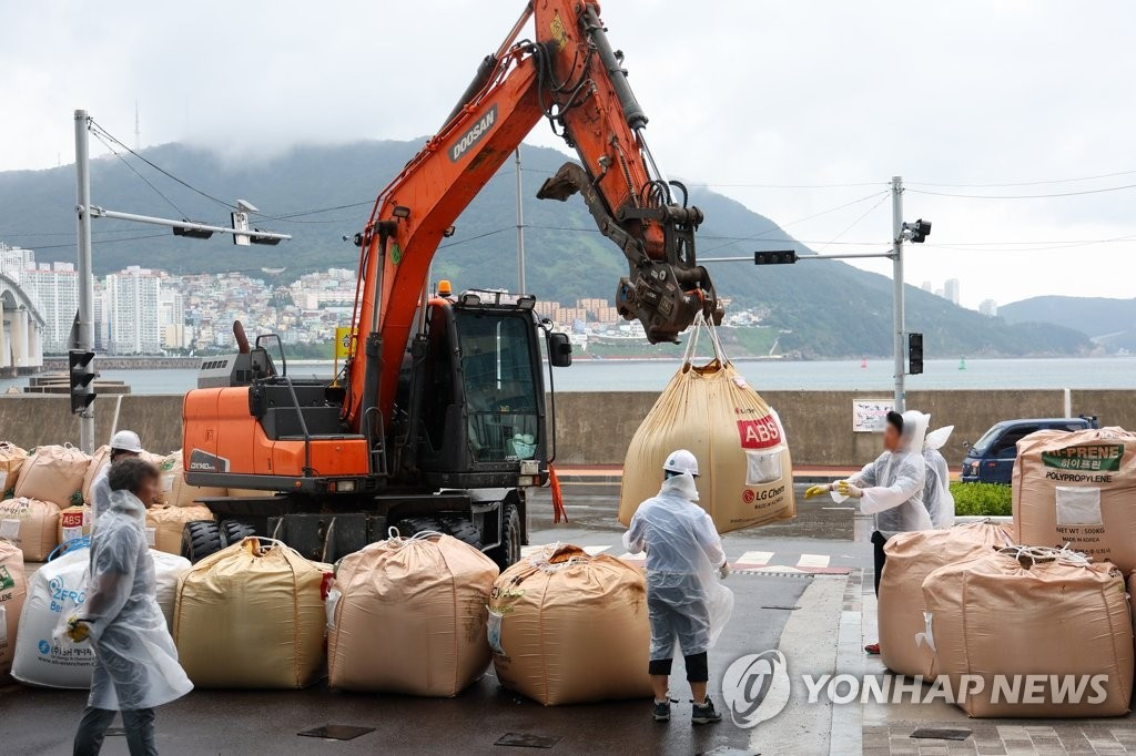 Đặt bao cát ở ven biển thành phố Busan. Ảnh: Yonhap Đặt bao cát ở ven biển thành phố Busan. Ảnh: Yonhap