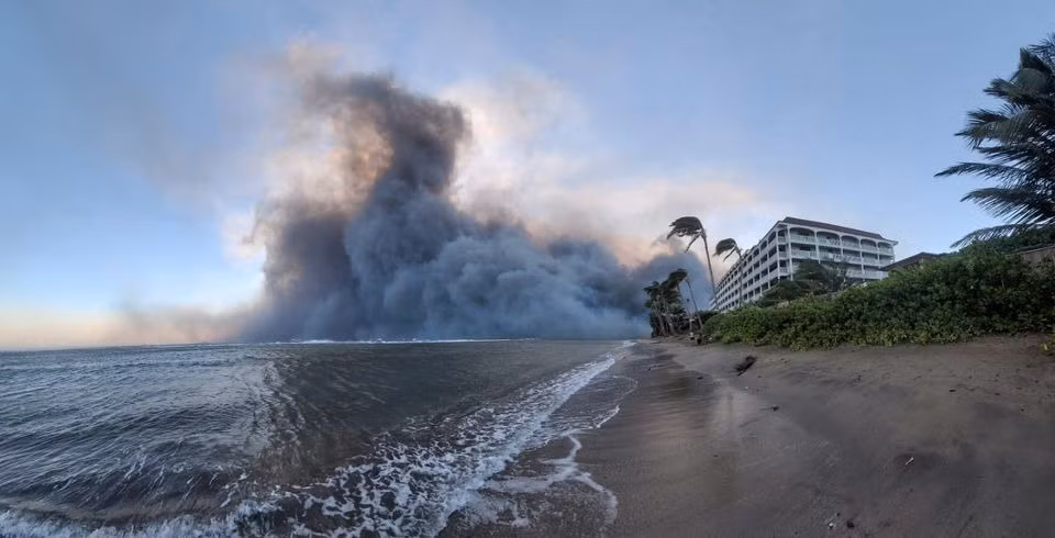 Đám cháy đe dọa bờ biển Lahaina. Ảnh: Reuters