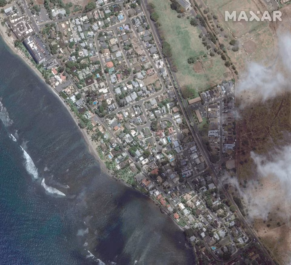 Khói bốc lên từ Lahaina. Ảnh: Reuters