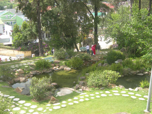 Ngô Đình Diệm và gia đình Trần Lệ Xuân dạo chơi vườn hoa Nhật Bản trong khuôn viên khu biệt điện Trần Lệ Xuân. (Ảnh tư liệu). Vườn Nhật Bản sau lưng biệt thự Lam Ngọc. Ngô Đình Diệm và gia đình Trần Lệ Xuân dạo chơi vườn hoa Nhật Bản trong khuôn viên khu biệt điện Trần Lệ Xuân. (Ảnh tư liệu). Vườn Nhật Bản sau lưng biệt thự Lam Ngọc.