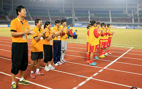 Ban huấn luyện và các cầu thủ dự bị cổ vũ cho đội hình đá chính.