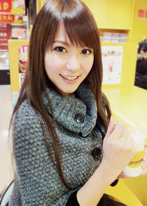 Vừa là họa sĩ, Lilian Kan còn là người mẫu quảng cáo, người mẫu ảnh đắt show ở Hong Kong.