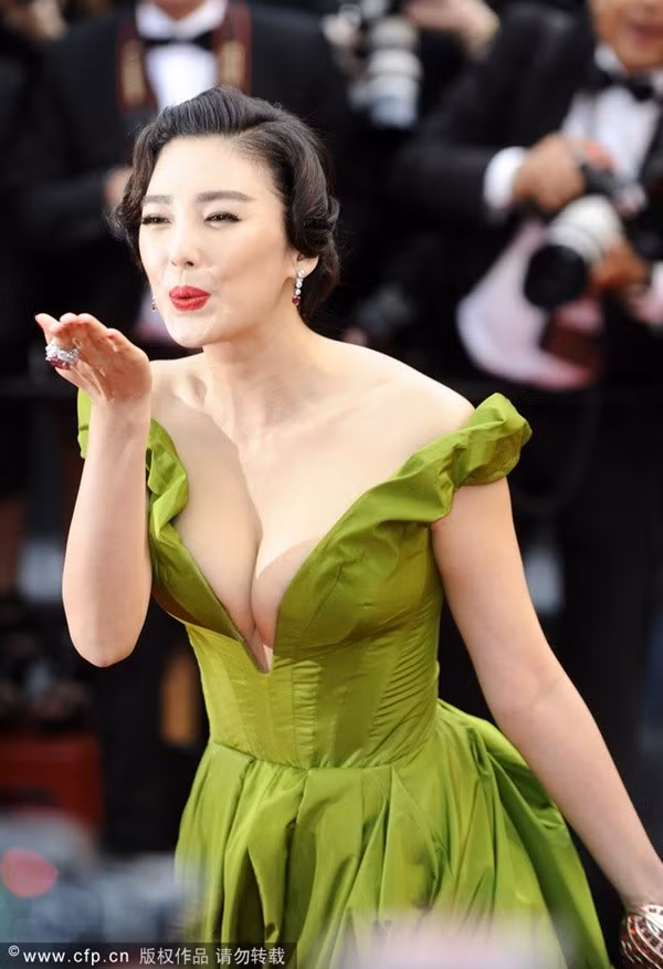 Trương Vũ Kỳ làm dậy sóng thảm đỏ ngày khai mạc LHP Cannes