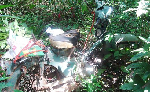 Chiếc xe máy của nạn nhân được tìm thấy cách hiện trường 70m