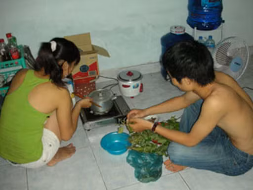 Cuộc sống của những đôi vợ chồng còn trong độ tuổi đi học... luôn gắn với những vất vả, cực nhọc