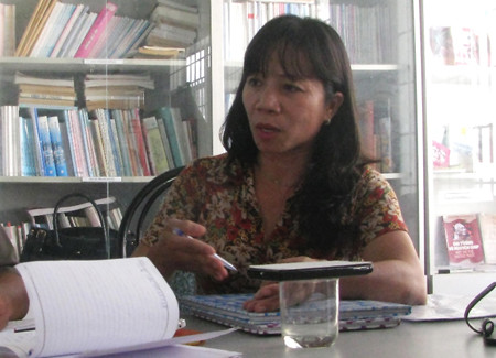 Hiệu trưởng Phan Thị Tiến Lợi làm việc với các phóng viên.. Hiệu trưởng Phan Thị Tiến Lợi làm việc với các phóng viên.