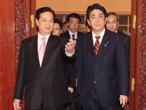 Thủ tướng Nguyễn Tấn Dũng và Thủ tướng Shinzo Abe đến Phòng hội đàm. . Thủ tướng Nguyễn Tấn Dũng và Thủ tướng Shinzo Abe đến Phòng hội đàm.
