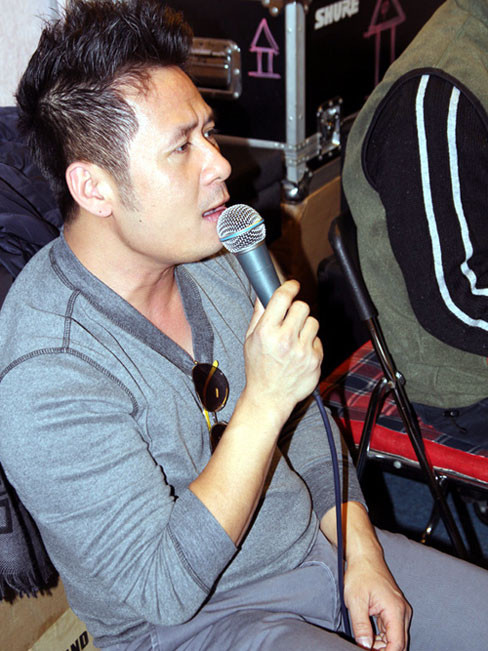 Có mặt ở Việt Nam trưa ngày 10-1, ngay sau đó Bằng Kiều đã di chuyển về phòng tập để tập luyện cùng ca sĩ Trần Thu Hà