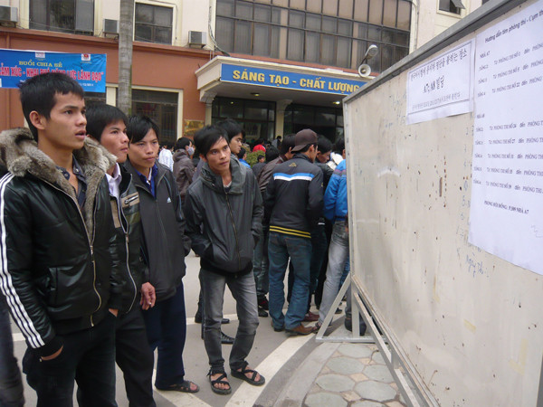 Để sang được Hàn Quốc làm việc, lao động phải tham dự kỳ kiểm tra tiếng Hàn. Ảnh: Phong Cầm