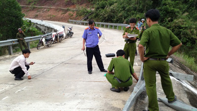 Lực lượng công an đang xác minh vụ tai nạn và điều tiết giao thông. Ảnh: Trà Minh