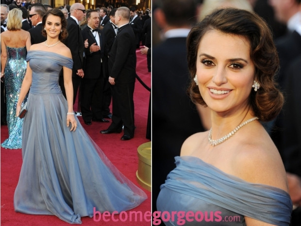 Milla Jovovich tham dự Oscar năm nay với chiếc đầm trắng lộng lẫy, quyến rũ lệch vai của Elie Saab Natalie Portman ấn tượng trong chiếc đầm đỏ chấm bi, mang phong cách cổ điển của Dior Couture. Gwyneth Paltrow đem đến một ấn tượng lạ trong lễ trao giải Oscar năm 2012, bộ đầm và chiếc áo choàng dài tới gót, màu trắng của Tom Ford. Nữ diên viên Sandra Bullock trong thiết kế của Marchesa sự hòa quyện tinh tế của hai màu đen và trắng. Sự tinh tế trên mảng thêu họa tiết tinh sảo là điểm nhấn cho chiếc đầm quyến rũ này. Emma Stone bồng bềnh quyến rũ trong chiếc đầm dài màu hồng đỏ của Giambattista Valli. Vẻ kín đáo Rooney Mara gợi cảm trong chiếc đầm trắng tinh khôi của Couture Givenchy, gợi cảm với đường khoét sâu trước ngực, và chân váy xòe mềm mại. Cameron Diaz duyên dáng trên thảm đỏ lễ trao giải Oscar năm 2012, trong một chiếc đầm Gucci tuyệt đẹp. Penelope Cruz quyến rũ trong chiếc đầm trễ vai của Armani. Nét đẹp sang trọng mang hơi hướng của vẻ cổ điển. Milla Jovovich tham dự Oscar năm nay với chiếc đầm trắng lộng lẫy, quyến rũ lệch vai của Elie Saab Natalie Portman ấn tượng trong chiếc đầm đỏ chấm bi, mang phong cách cổ điển của Dior Couture. Gwyneth Paltrow đem đến một ấn tượng lạ trong lễ trao giải Oscar năm 2012, bộ đầm và chiếc áo choàng dài tới gót, màu trắng của Tom Ford. Nữ diên viên Sandra Bullock trong thiết kế của Marchesa sự hòa quyện tinh tế của hai màu đen và trắng. Sự tinh tế trên mảng thêu họa tiết tinh sảo là điểm nhấn cho chiếc đầm quyến rũ này. Emma Stone bồng bềnh quyến rũ trong chiếc đầm dài màu hồng đỏ của Giambattista Valli. Vẻ kín đáo Rooney Mara gợi cảm trong chiếc đầm trắng tinh khôi của Couture Givenchy, gợi cảm với đường khoét sâu trước ngực, và chân váy xòe mềm mại. Cameron Diaz duyên dáng trên thảm đỏ lễ trao giải Oscar năm 2012, trong một chiếc đầm Gucci tuyệt đẹp. Penelope Cruz quyến rũ trong chiếc đầm trễ vai của Armani. Nét đẹp sang trọng mang hơi hướng của vẻ cổ điển.