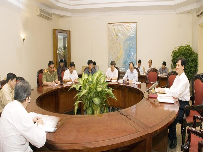 Ngày 04/10/2007, tại Văn phòng Chính phủ, Thủ tướng Nguyễn Tấn Dũng chủ trì cuộc họp khẩn cấp khắc phục hậu quả sập hai nhịp cầu dẫn của cầu Cần Thơ. ảnh: Đức Tám-TTXVN Ngày 04/10/2007, tại Văn phòng Chính phủ, Thủ tướng Nguyễn Tấn Dũng chủ trì cuộc họp khẩn cấp khắc phục hậu quả sập hai nhịp cầu dẫn của cầu Cần Thơ. ảnh: Đức Tám-TTXVN