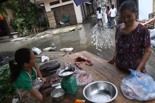 Thực phẩm bày bán sát mép nước