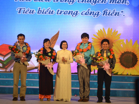 Âu Dương Anh Khoa (thứ 2 từ phải qua) trong lần tuyên dương giáo viên trẻ tiêu biểu năm 2013 