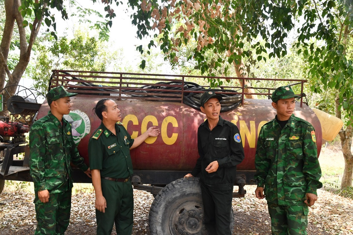 Ban Chỉ huy Đồn Biên phòng Tân Phú đến thăm, động viên các chiến sỹ biên phòng và bảo vệ rừng tại điểm chốt Tà Nốt.
