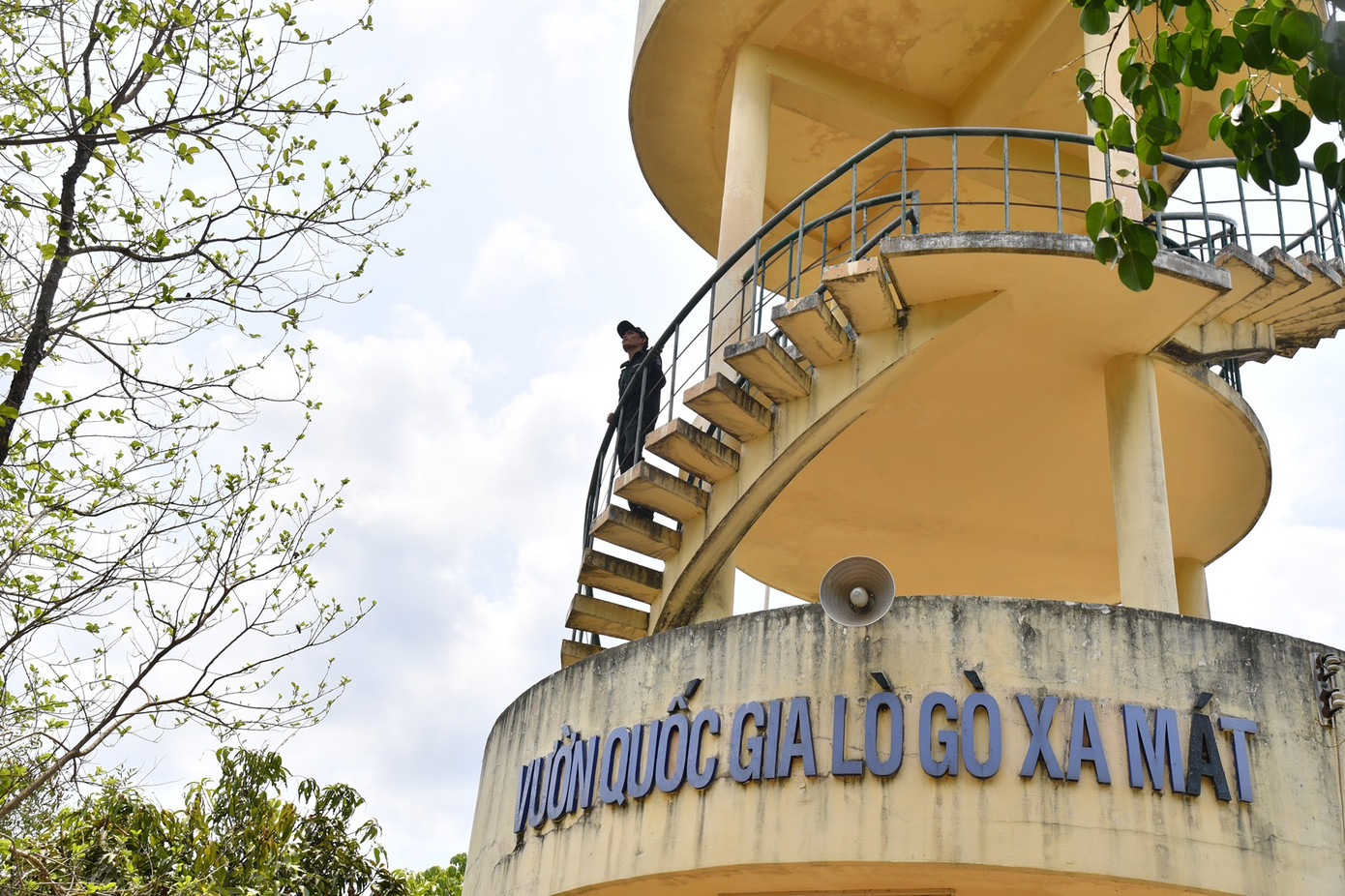 Các chiến sỹ Đội bảo vệ rừng tại điểm chốt Tà Nốt quan sát rừng từ trên cao.