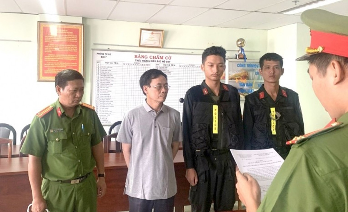 Cựu Cục trưởng Trần Kỳ Hình thời điểm cảnh sát tống đạt các quyết định khởi tố, bắt tạm giam. Cựu Cục trưởng Trần Kỳ Hình thời điểm cảnh sát tống đạt các quyết định khởi tố, bắt tạm giam.