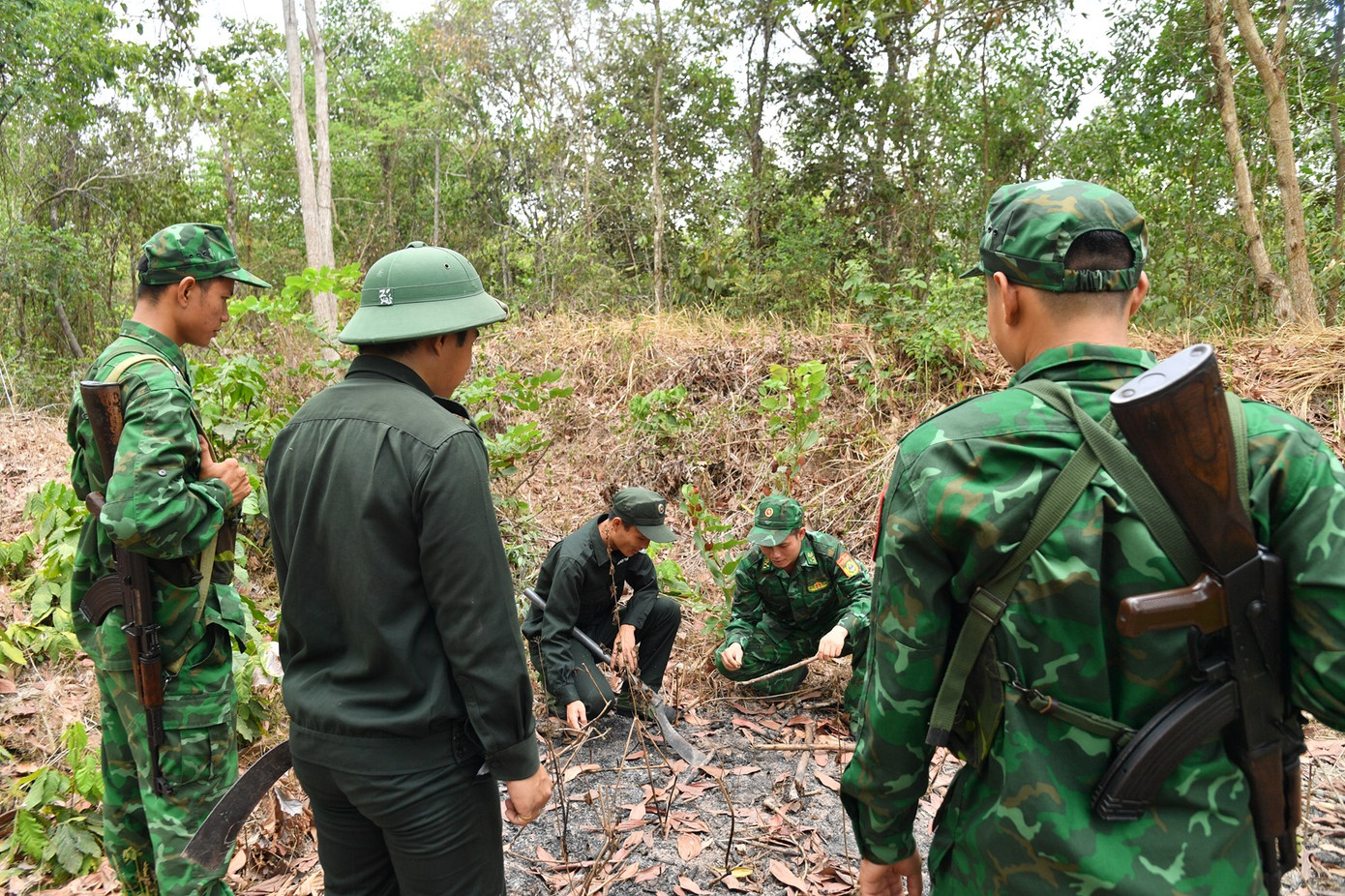 Khi phát hiện có dấu hiệu cháy, các chiến sỹ biên phòng và Đội bảo vệ rừng quan sát, tìm nguyên nhân.