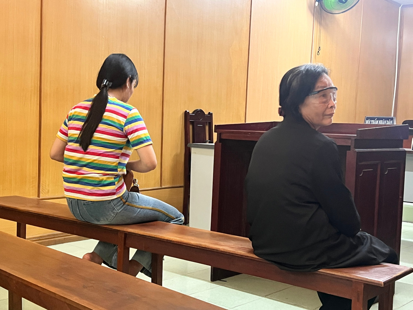 Hai nữ bị cáo tại phiên tòa.