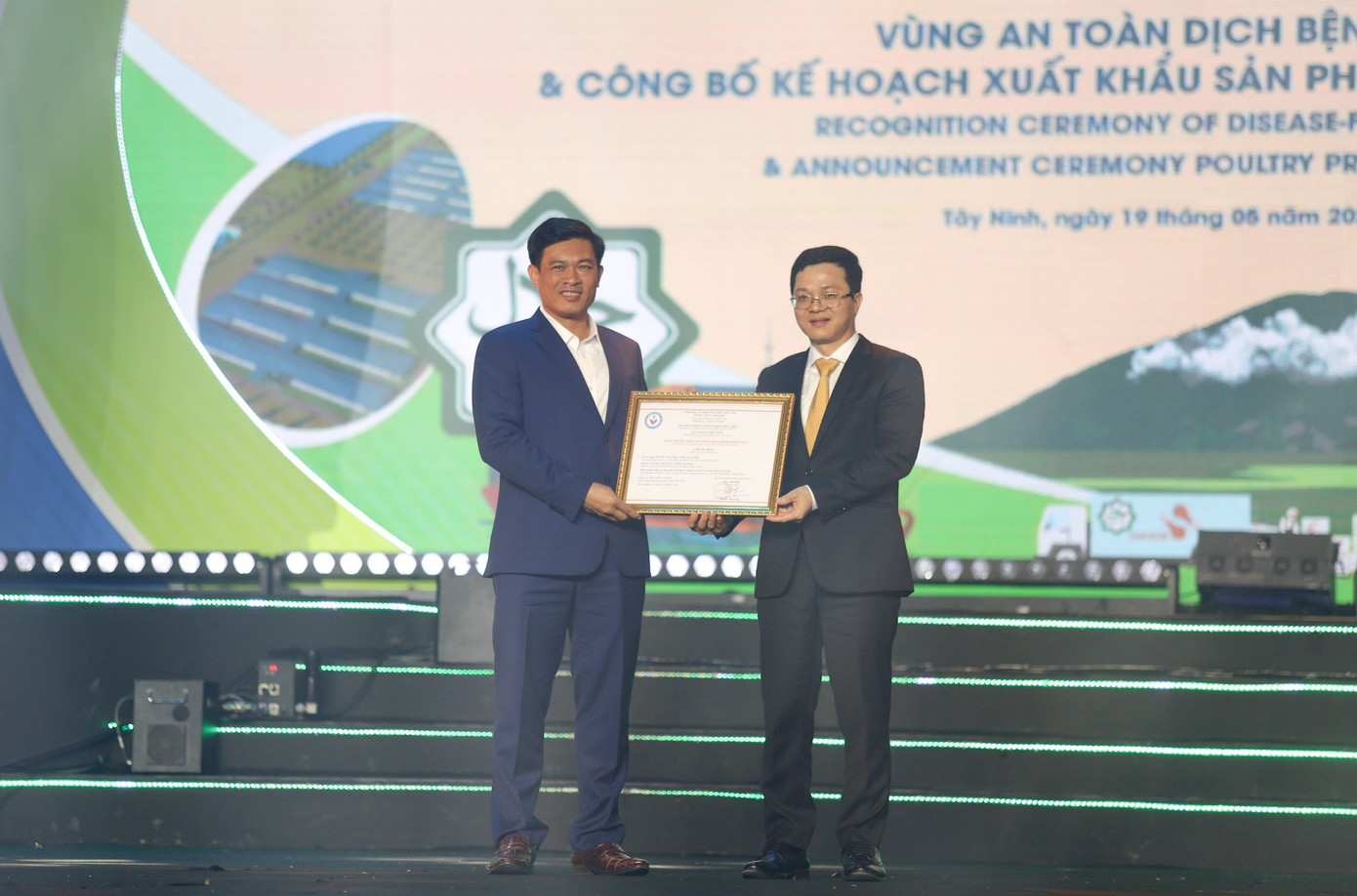 Ông Võ Hồng Sang, Chủ tịch UBND huyện Tân Châu (trái) nhận Giấy chứng nhận vùng an toàn dịch bệnh. Ông Võ Hồng Sang, Chủ tịch UBND huyện Tân Châu (trái) nhận Giấy chứng nhận vùng an toàn dịch bệnh.