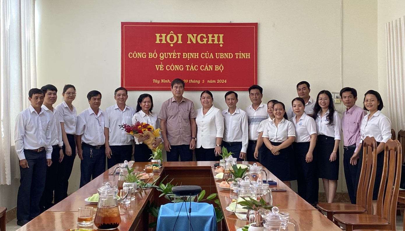 Tân Phó Giám đốc Nguyễn Thị Kim Tuyến nhận hoa chúc mừng tại hội nghị. Tân Phó Giám đốc Nguyễn Thị Kim Tuyến nhận hoa chúc mừng tại hội nghị.