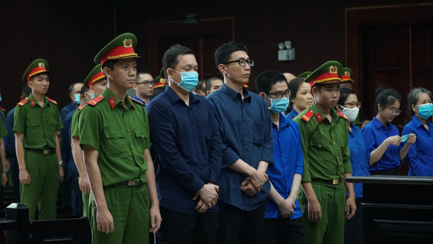 Các bị cáo nghe tuyên án. Các bị cáo nghe tuyên án.