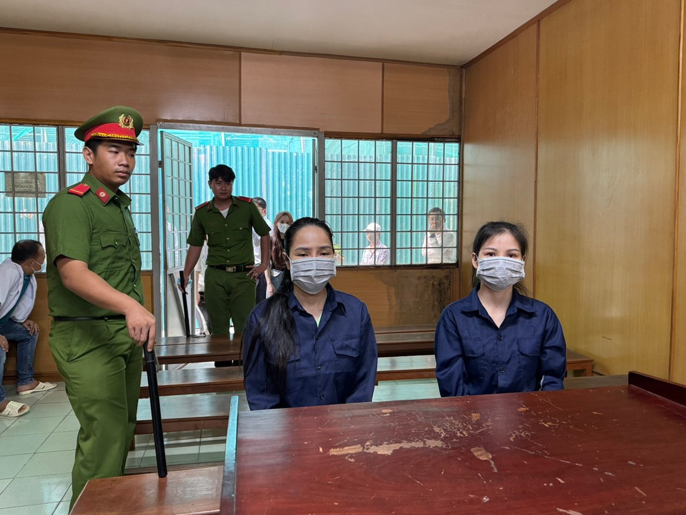 Bị cáo Nguyễn Thị Ngọc Ánh (trái) và bị cáo Đoàn Thị Thảo (phải), riêng bị cáo Nguyễn Đặng Thanh Tâm được tại ngoại hầu tòa,