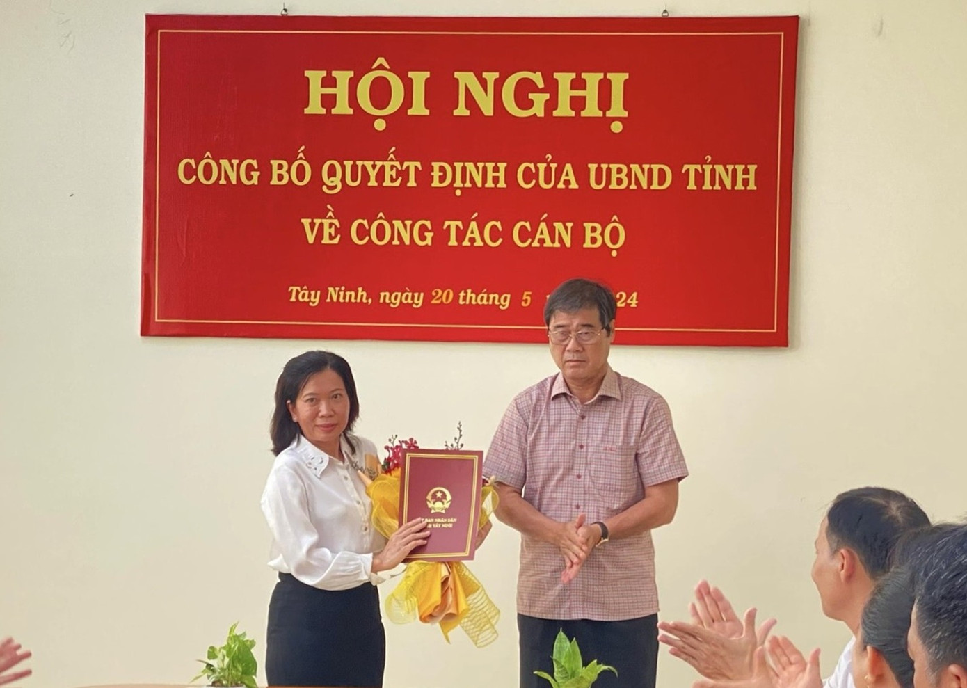Phó Chủ tịch UBND tỉnh Tây Ninh, ông Trần Văn Chiến (phải) trao quyết định và tặng hoa chúc mừng bà Nguyễn Thị Kim Tuyến. Phó Chủ tịch UBND tỉnh Tây Ninh, ông Trần Văn Chiến (phải) trao quyết định và tặng hoa chúc mừng bà Nguyễn Thị Kim Tuyến.