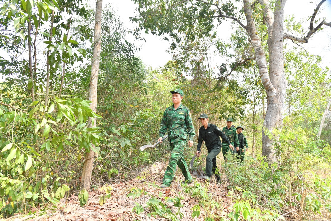 Các chiến sỹ biên phòng Đồn Biên phòng Tân Phú và Đội bảo vệ rừng chốt Tân Thanh, tuần tra bảo vệ biên giới và bảo vệ rừng.