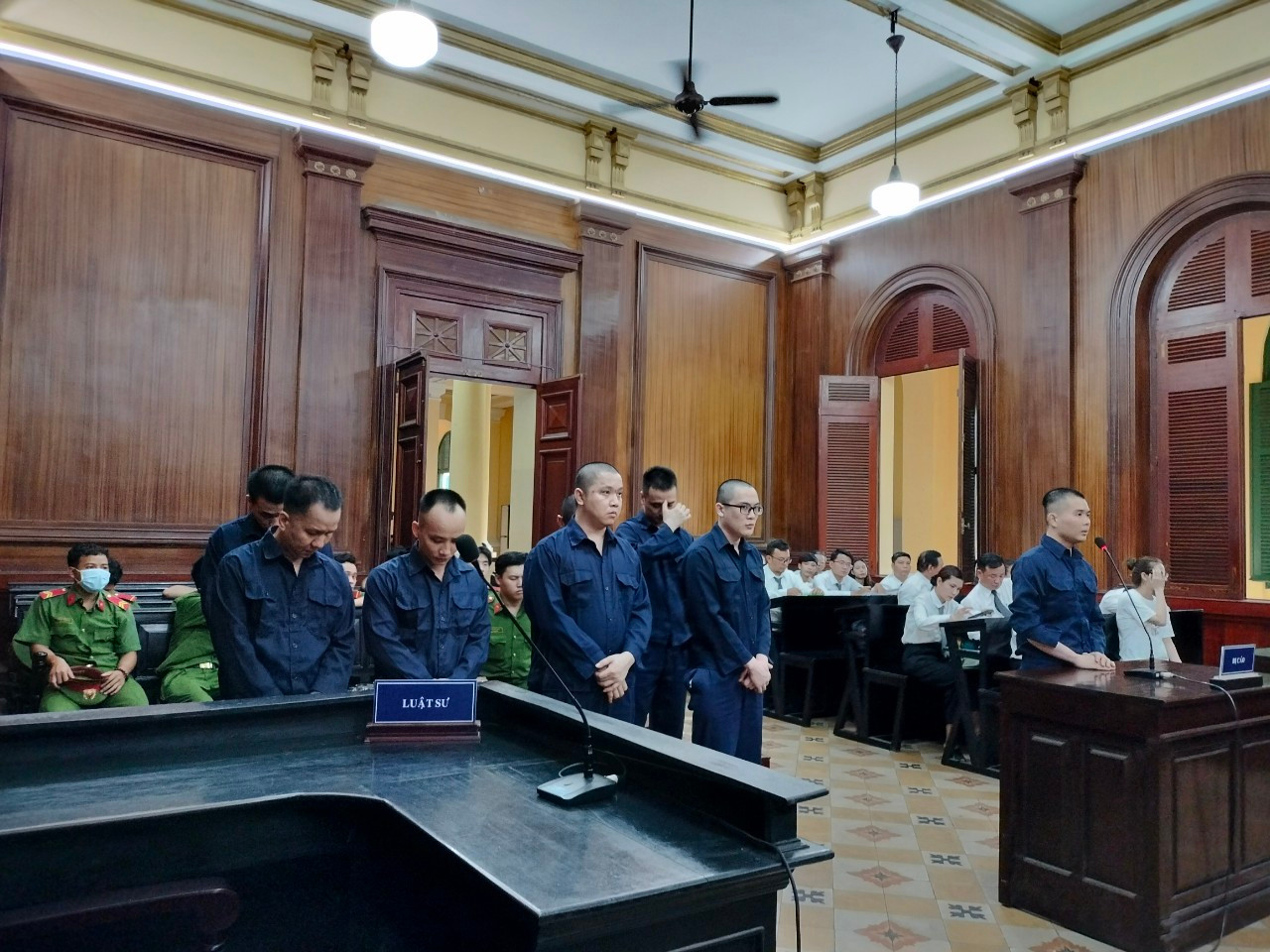 Các bị cáo tại phiên tòa chiều nay 15/5.