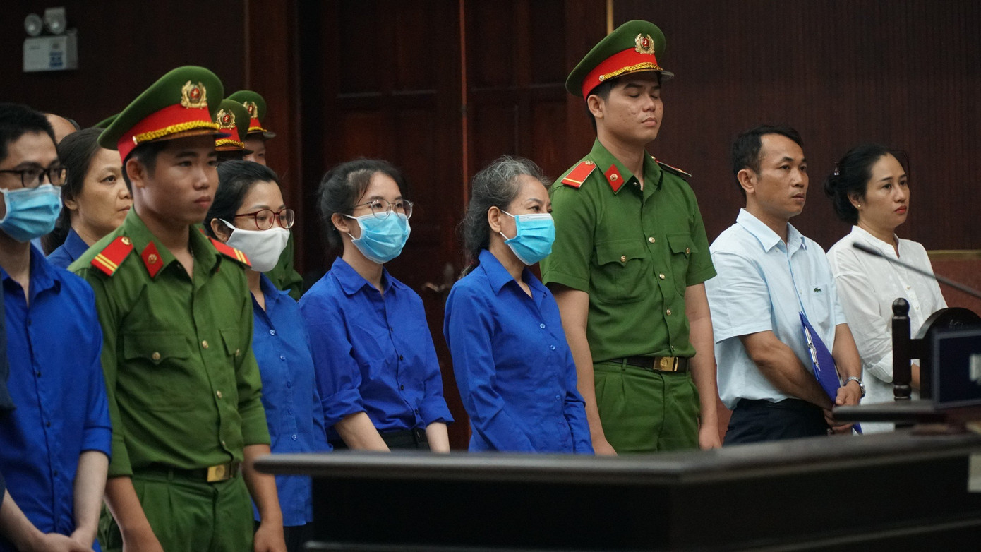 Các bị cáo đang nghe Tòa tuyên án. Các bị cáo đang nghe Tòa tuyên án.